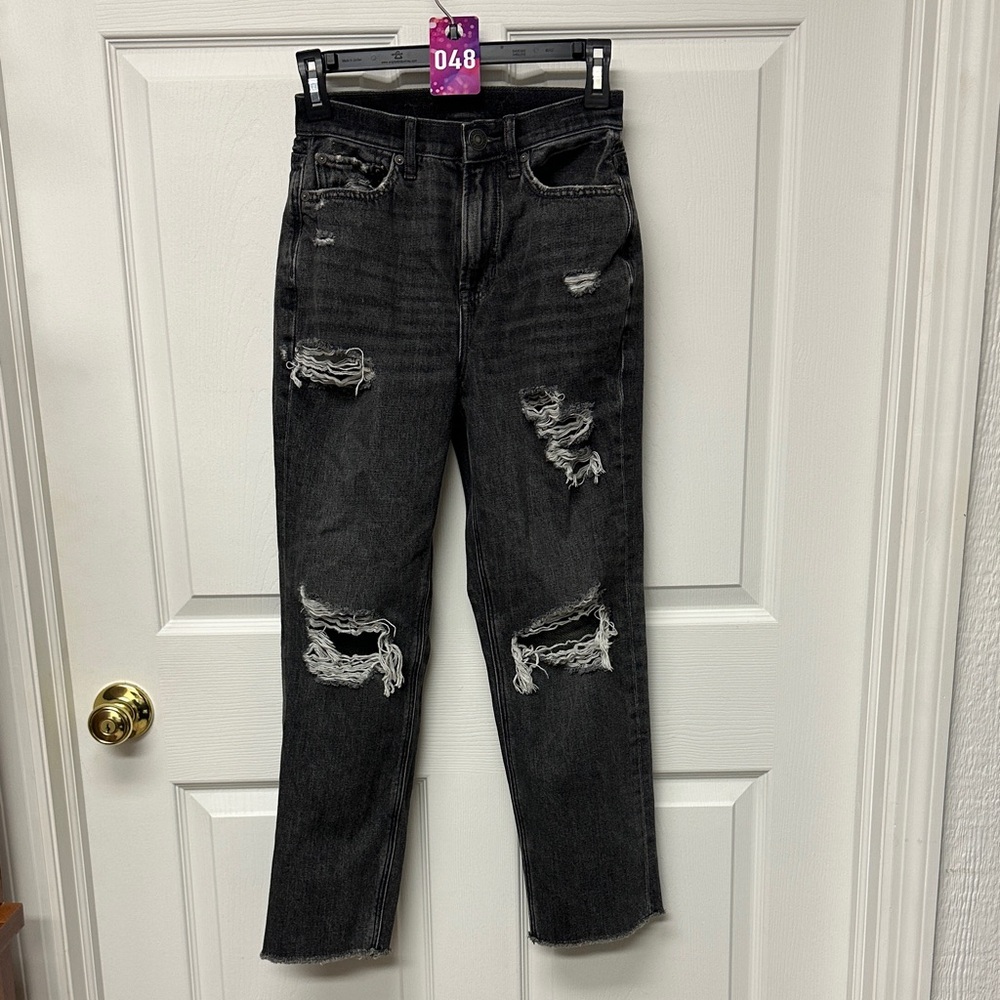 American Eagle Women’s size 00 Black Distressed Jeans
